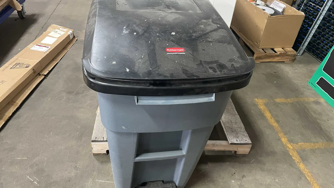 Rubbermaid Trash Can (F)