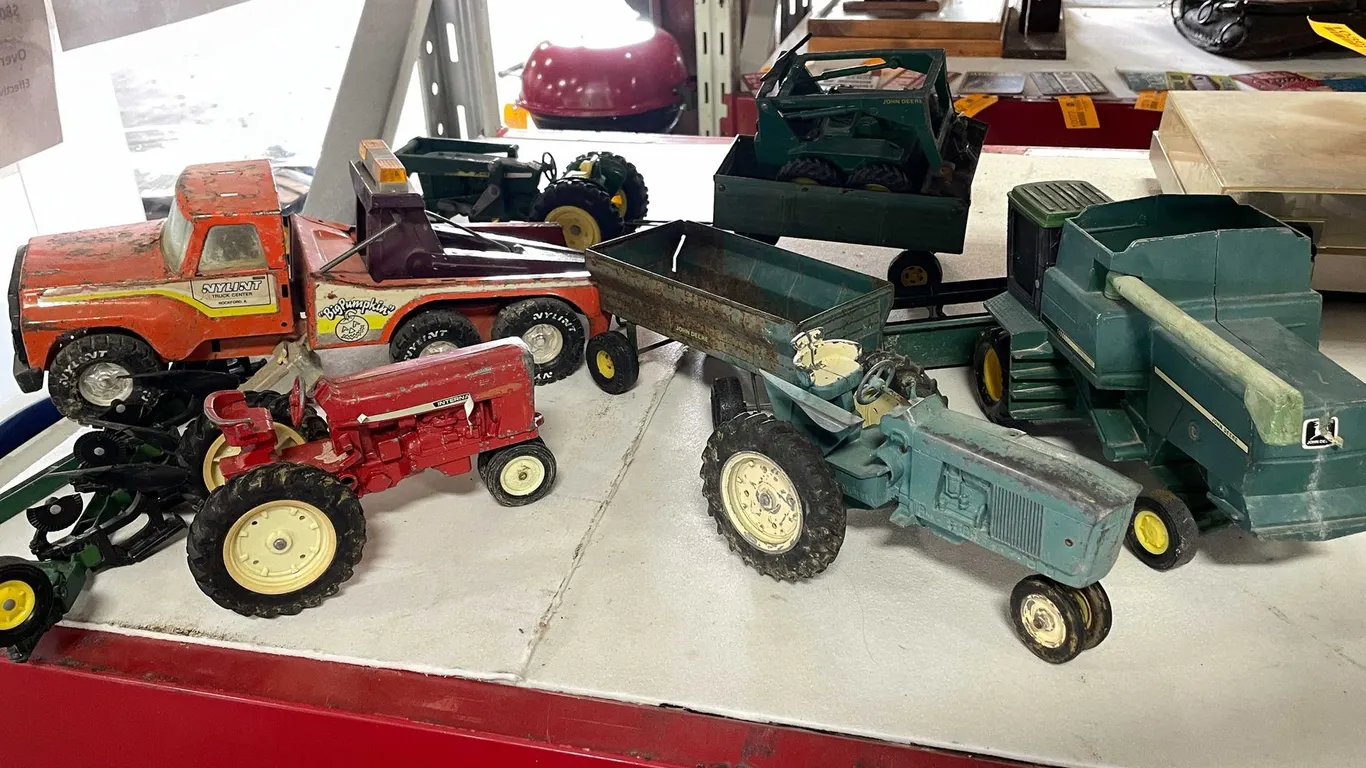 Vintage John Deere and International Toys (T3)