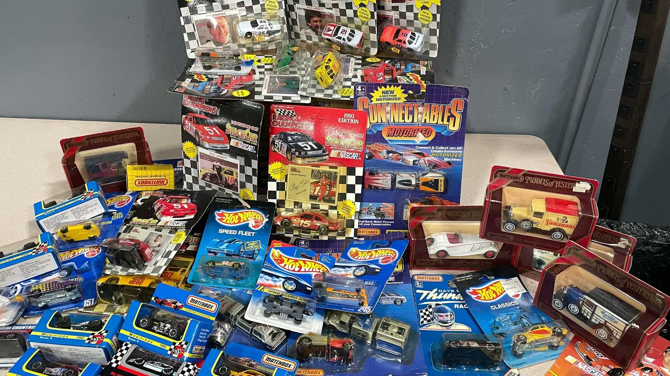Hot Wheels and Miscellaneous Cars (T2)