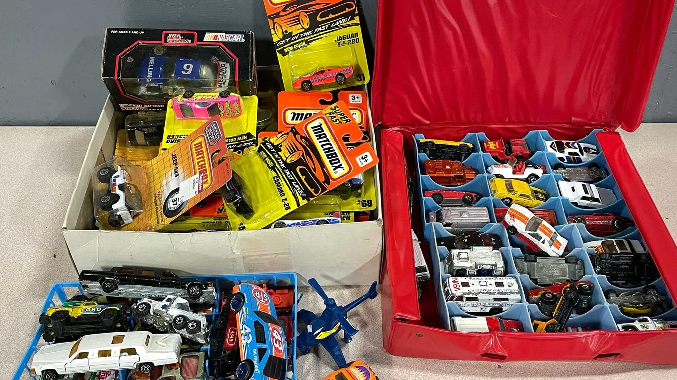 Matchbox and Hot Wheels Cars (T2)