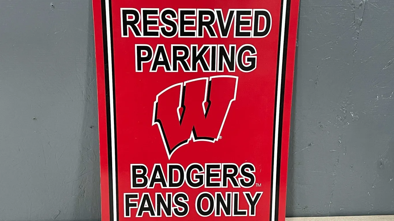Reserved Parking Wisconsin Badgers Fans Only Sign (T5)