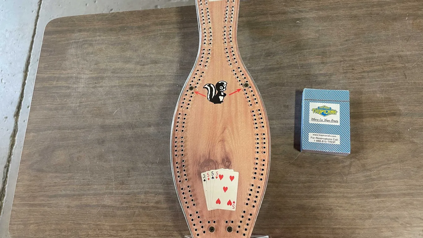 Vintage Bowling Pin Cribbage Board With Geese Design (T5)