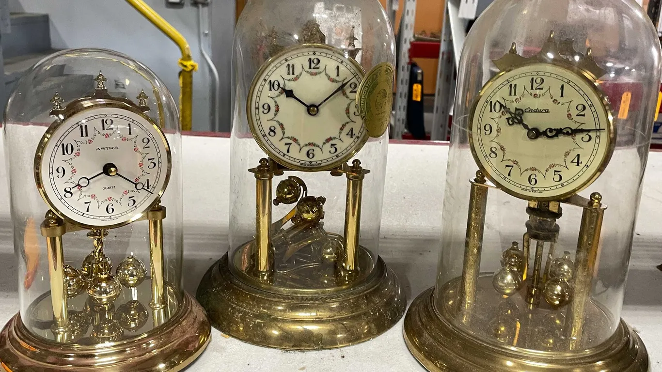Anniversary Clocks (T3)
