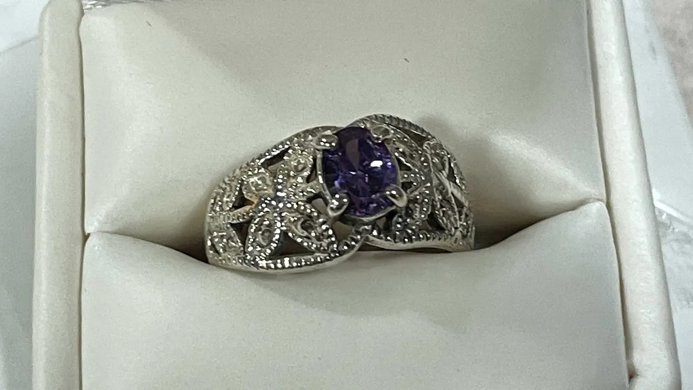 Vintage Sterling Silver Cocktail Ring With An Oval Cut Purple Amethyst Stone (FR1)
