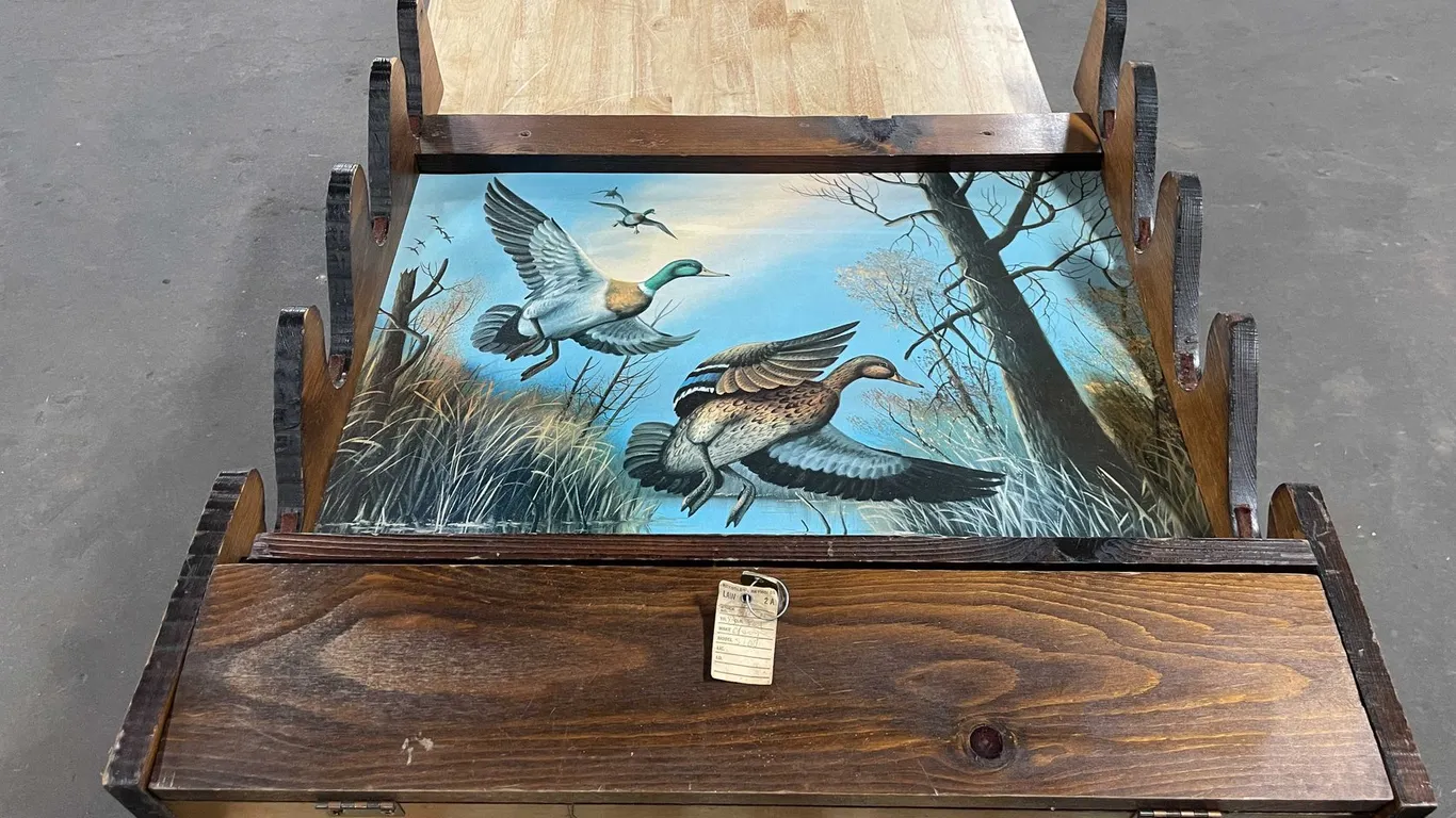 Vintage Gun Rack With Duck Scenery (T6)