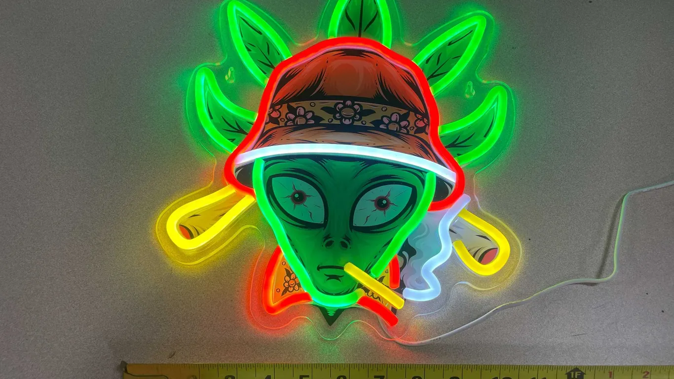 Smoking Alien LED Neon Sign (T5)
