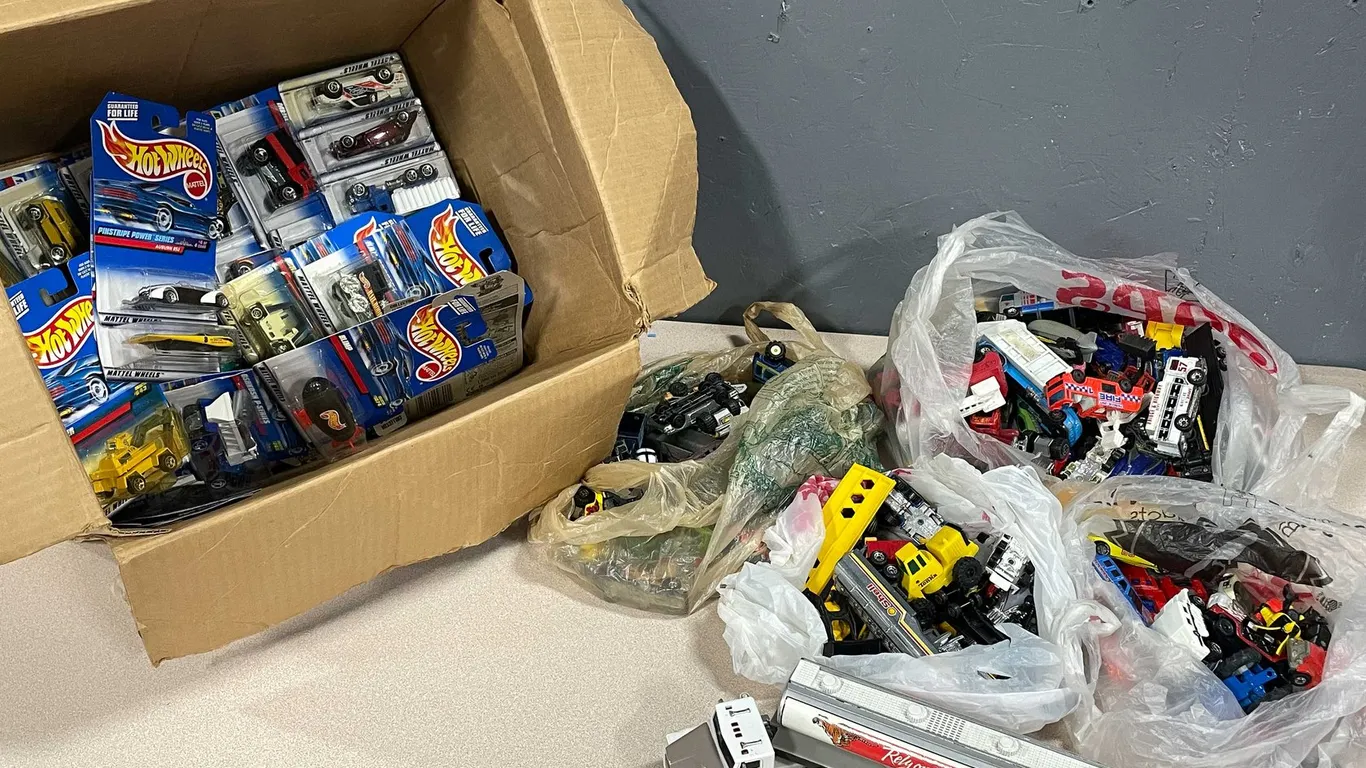 Matchbox and Hot Wheels Cars and Trucks (T2)