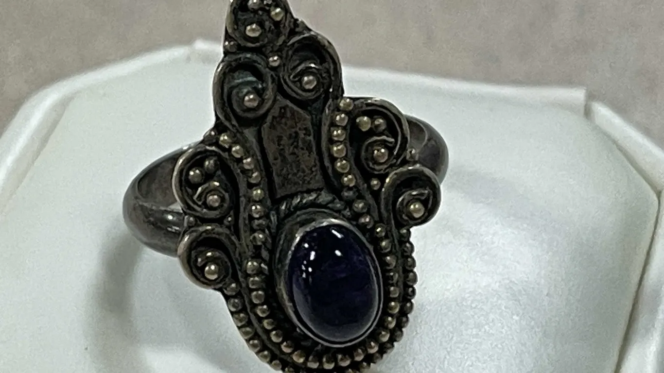 Vintage Ornate Sterling Silver Ring With An Oval Cabochan Cut Amethyst Stone (FR1)