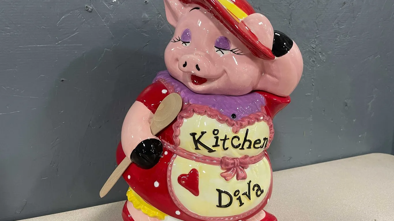 Vintage Ceramic Kitchen Diva Pig Cookie Jar (T5)