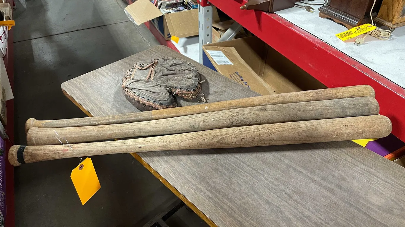 Vintage Baseball Bats (T4)