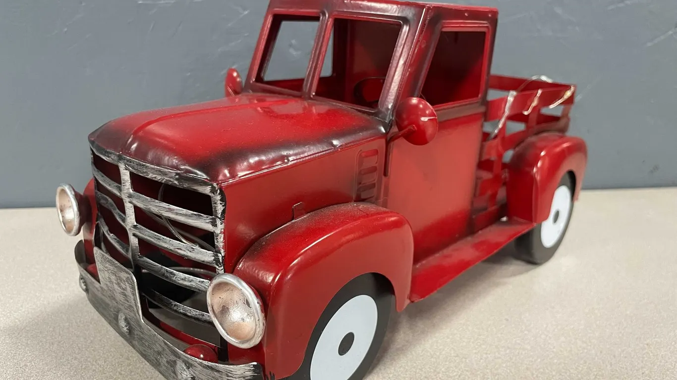 Red Metal Farm Truck Lighted (T5)