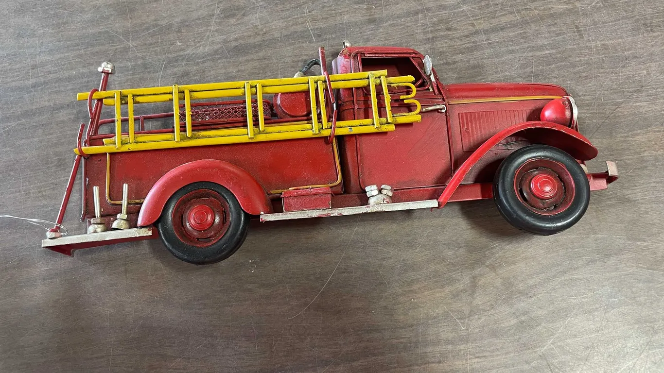Metal Firetruck Wall Hanger (T5)