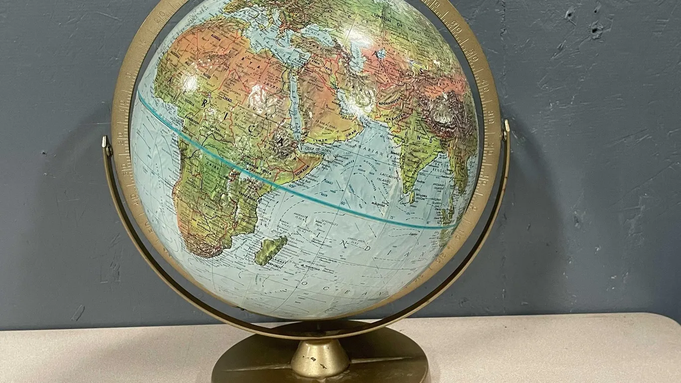 Vintage Globe (T4)