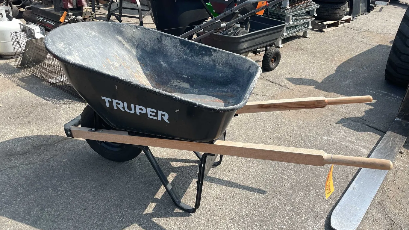 Truper Wheelbarrow (03)