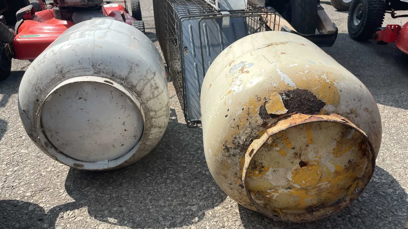 Grill Propane Tanks (03)