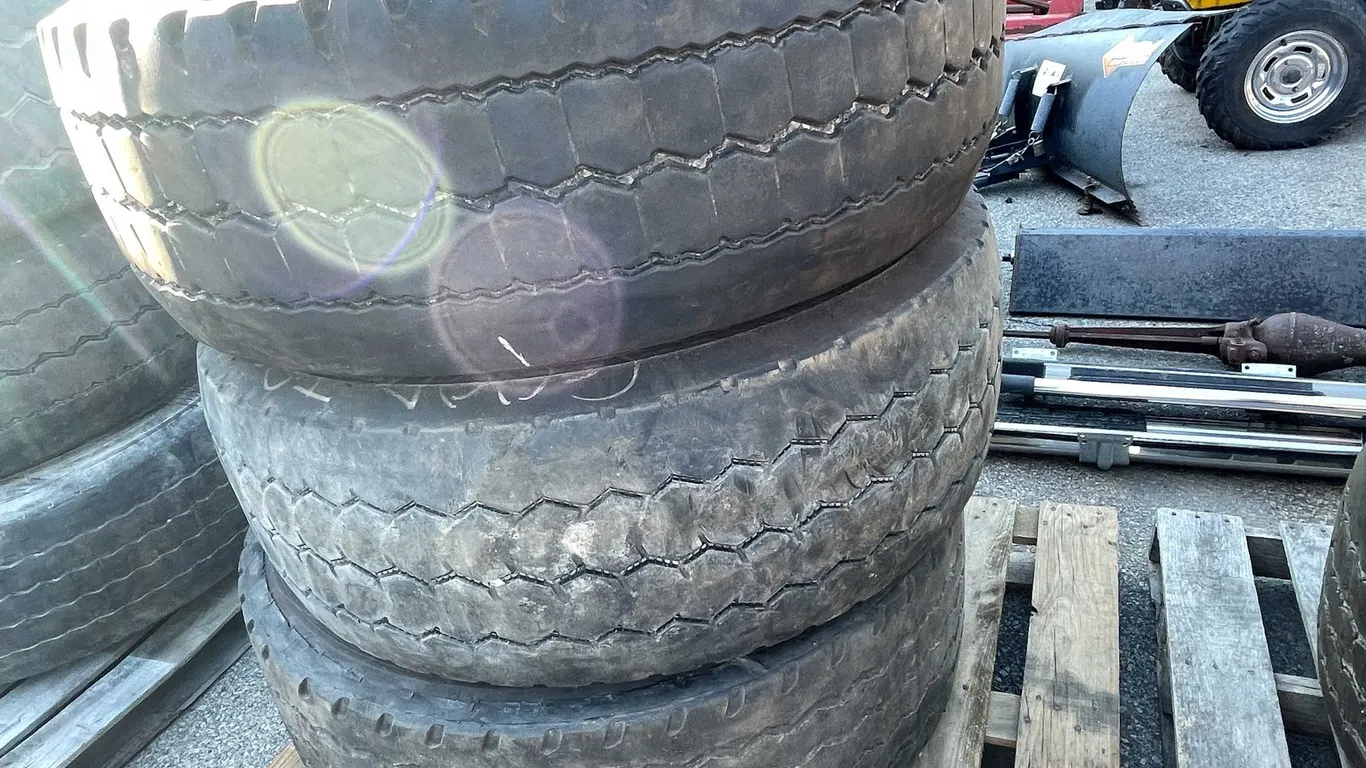 425/65R22.5 Tires and Wheels (03)