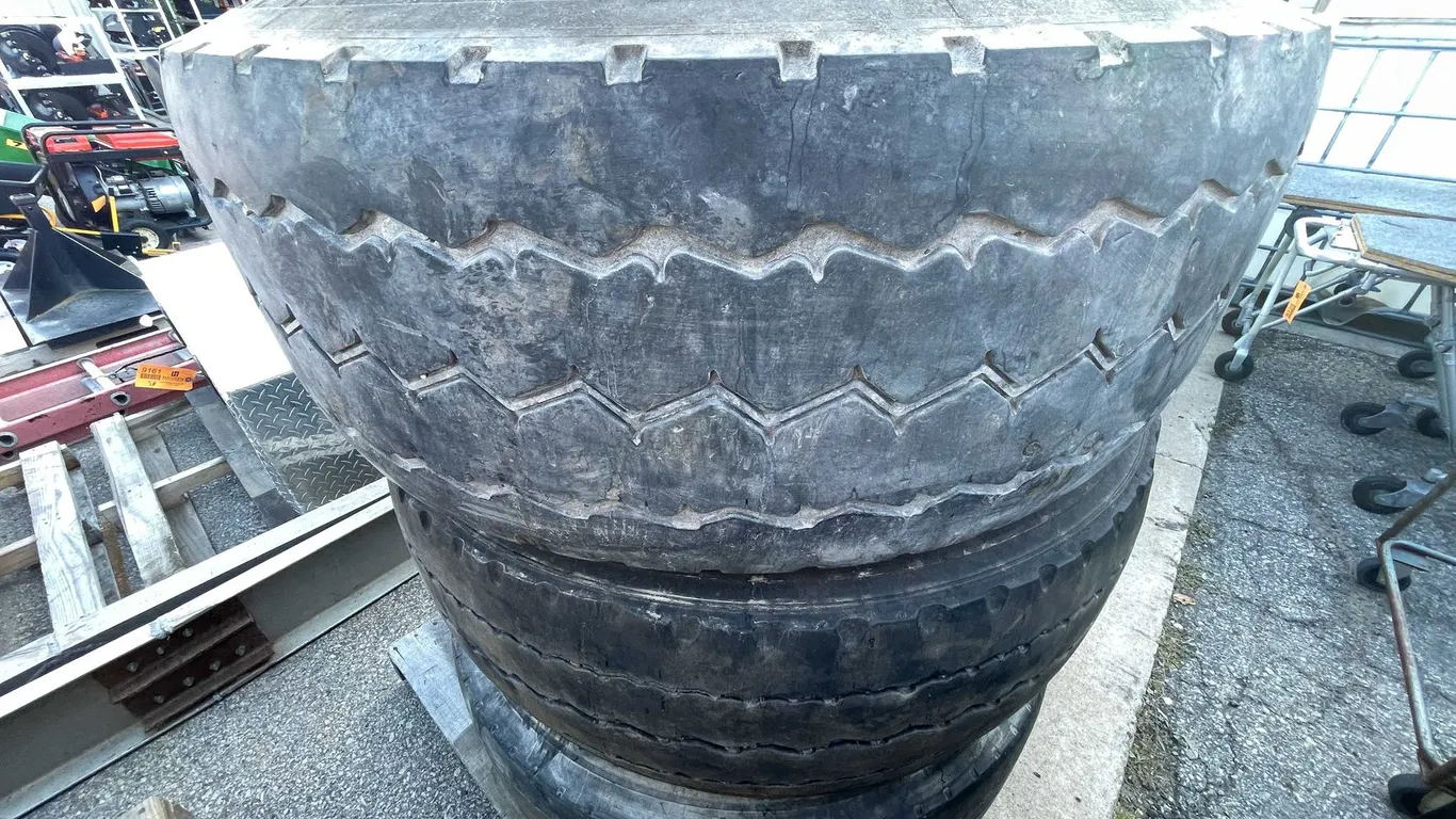 425/65R22.5 Tires and Wheels (03)