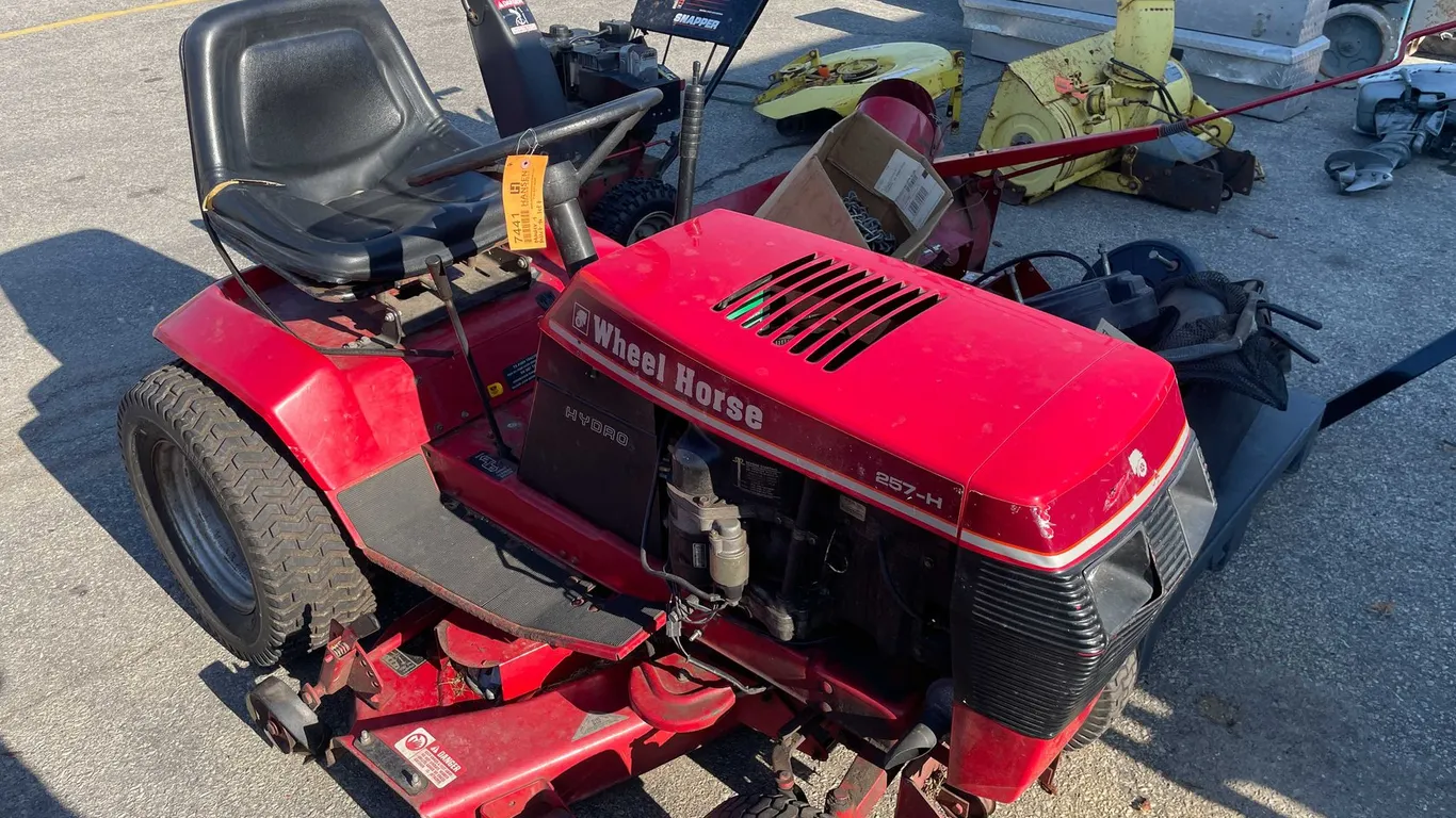 Wheel Horse Lawn/Garden Tractor (O3)