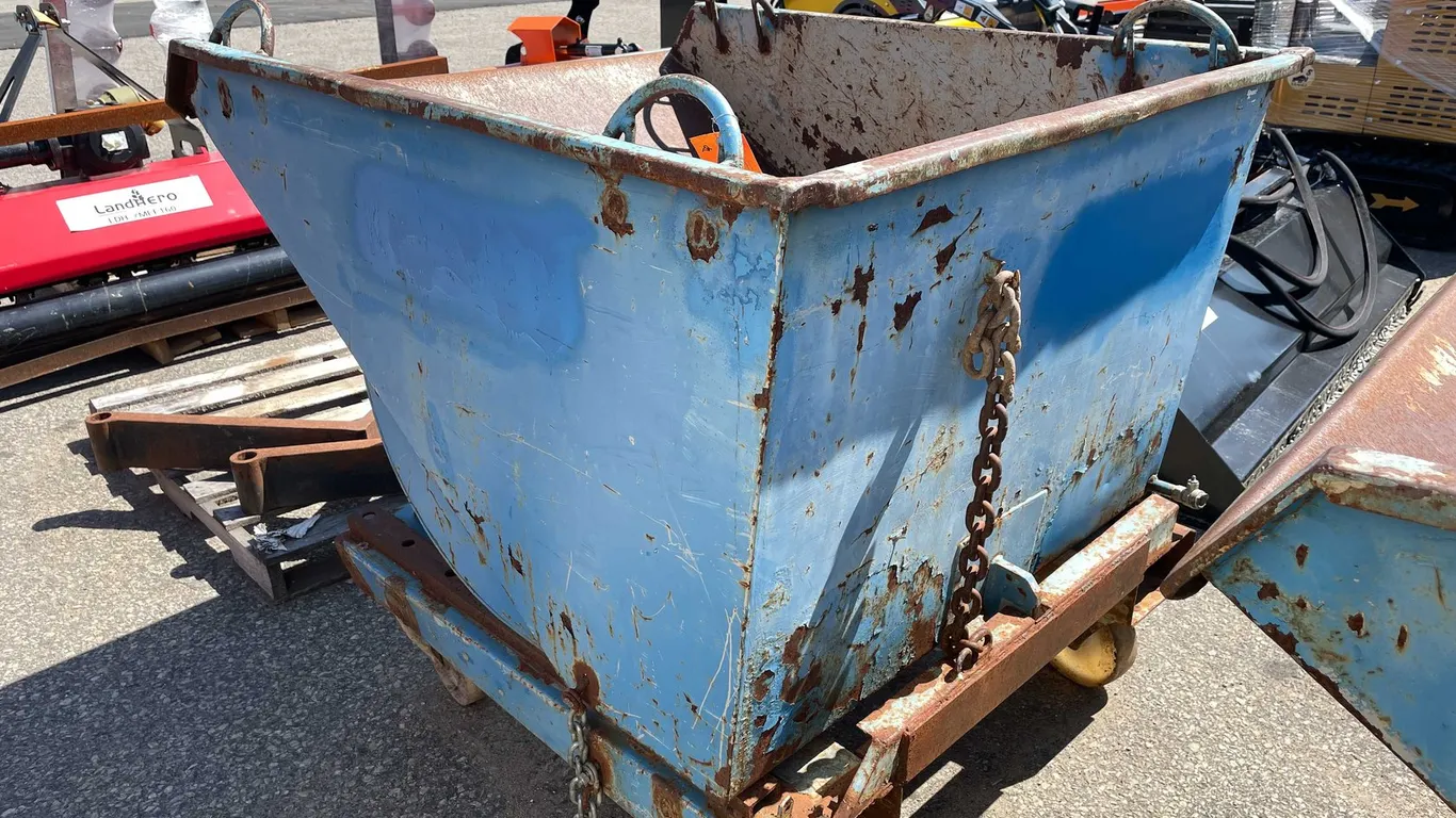 Dump Hopper on Wheels (09)