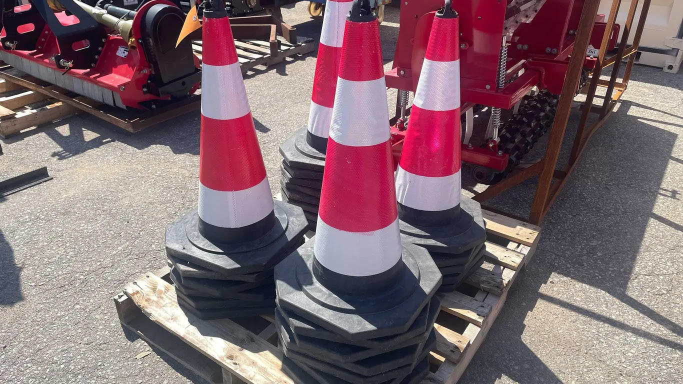 Safety Cones (08)