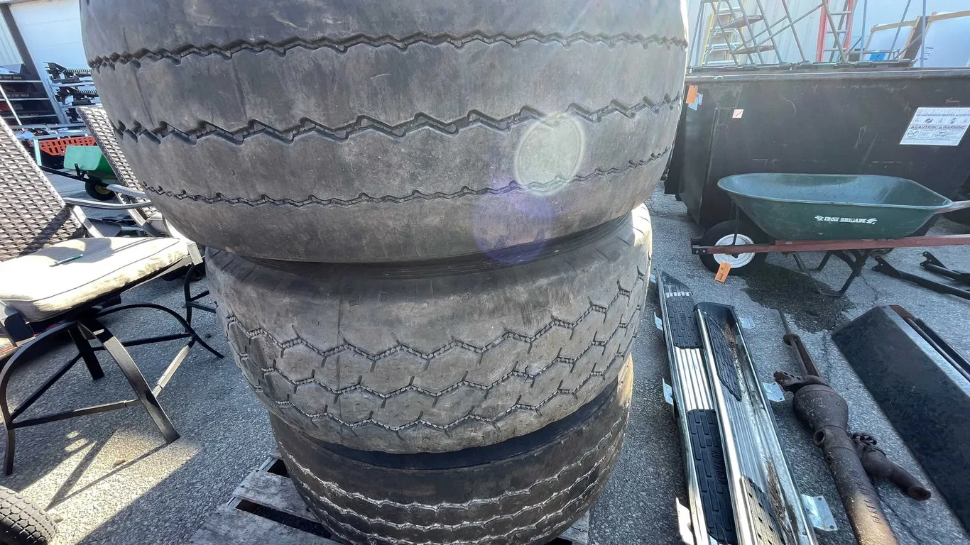 425/65R22.5 Tires and Wheels (03)