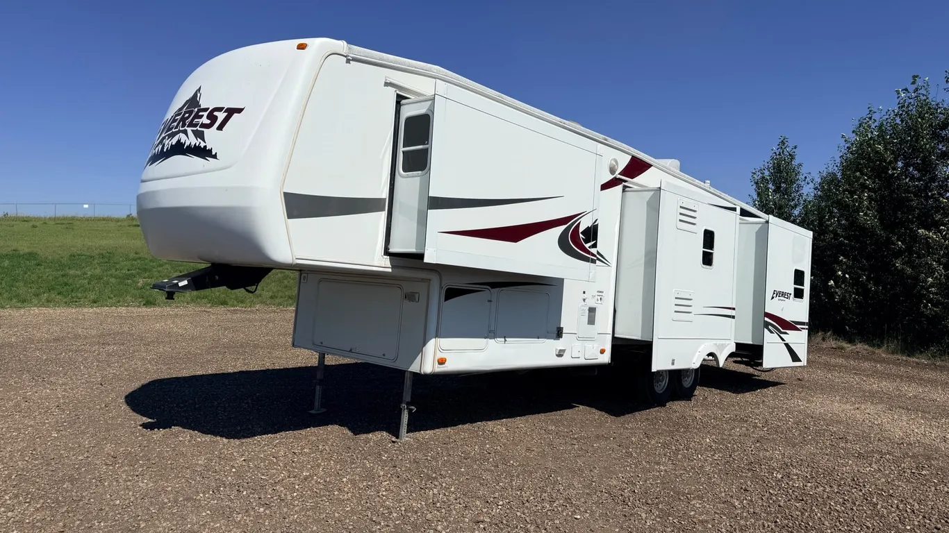 2005 Everest By Keystone 344J T/A 5th Wheel Holiday Trailer