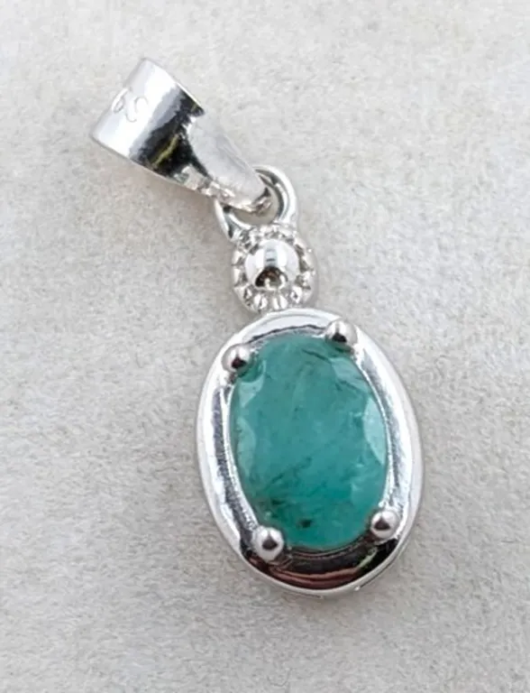 1.3 ct Certified Silver Emerald gemstone pendant ($829 Appraisal)