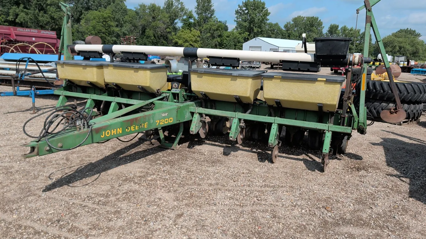 JOHN DEERE MAX EMERGE 7200 8 ROW - 30" PLANTER