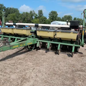 JOHN DEERE MAX EMERGE 7200 8 ROW - 30" PLANTER