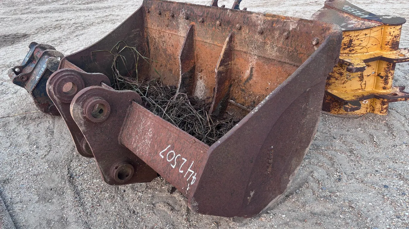 59IN CLEANOUT BUCKET WITH BOLT ON BLADE
