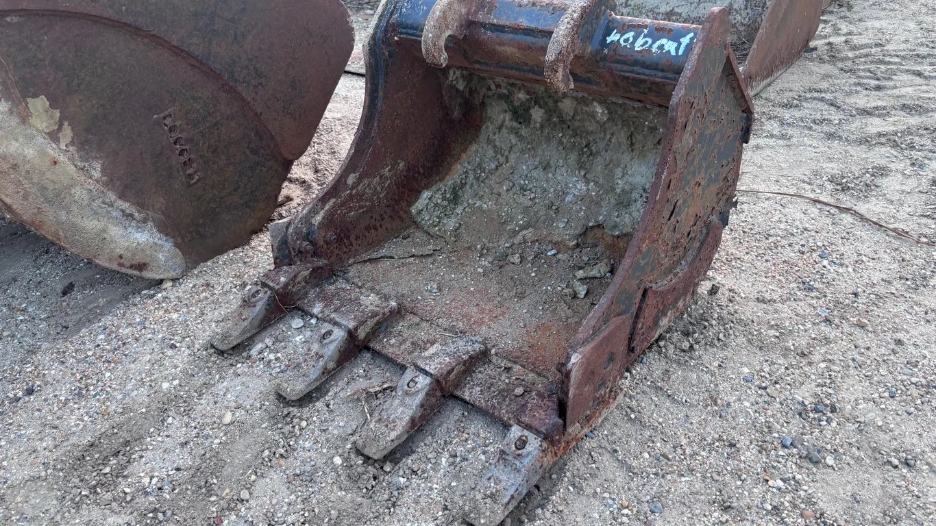 24IN BOBCAT DIGGING BUCKET