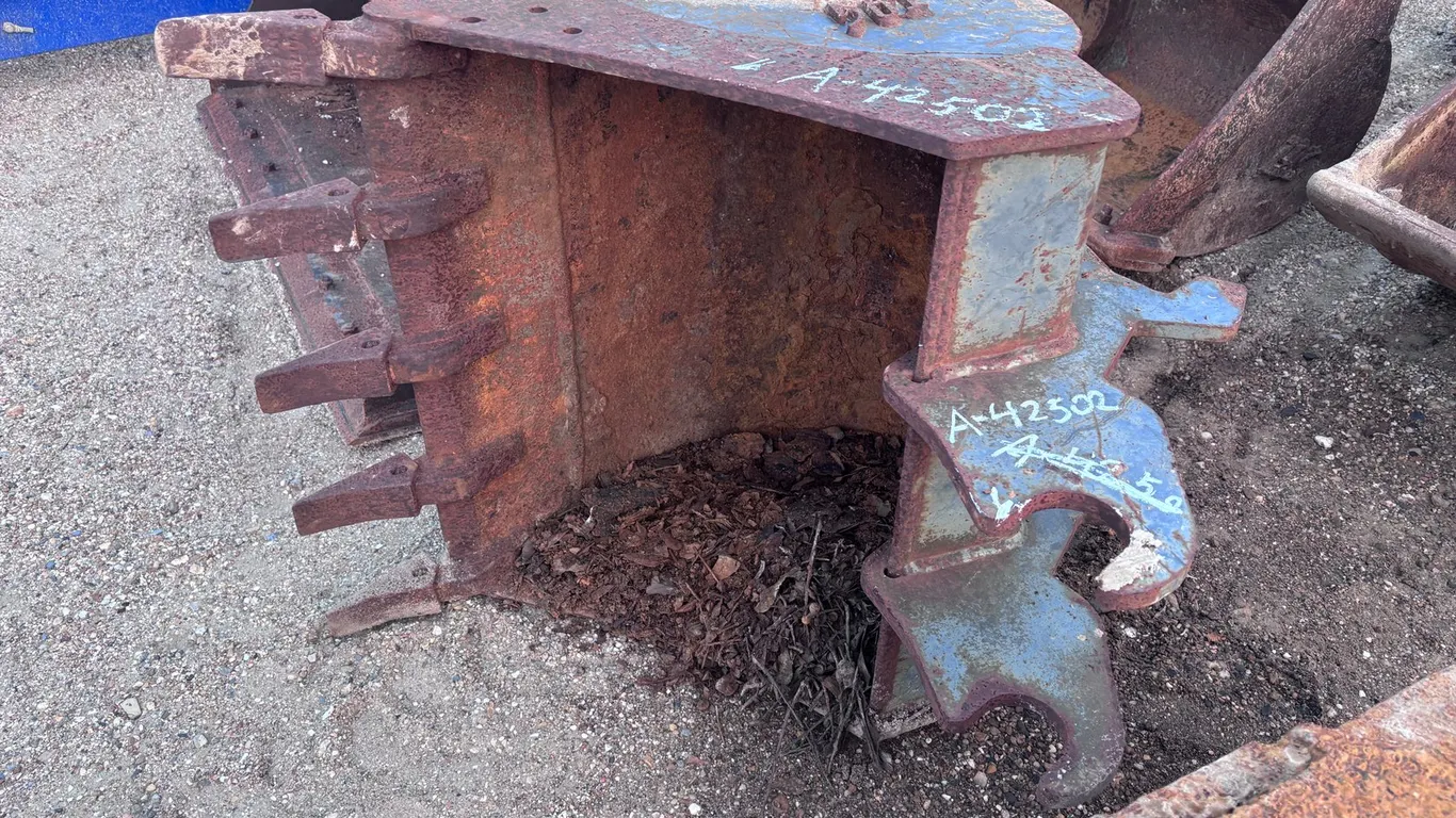 29IN JOHN DEERE DIGGING BUCKET