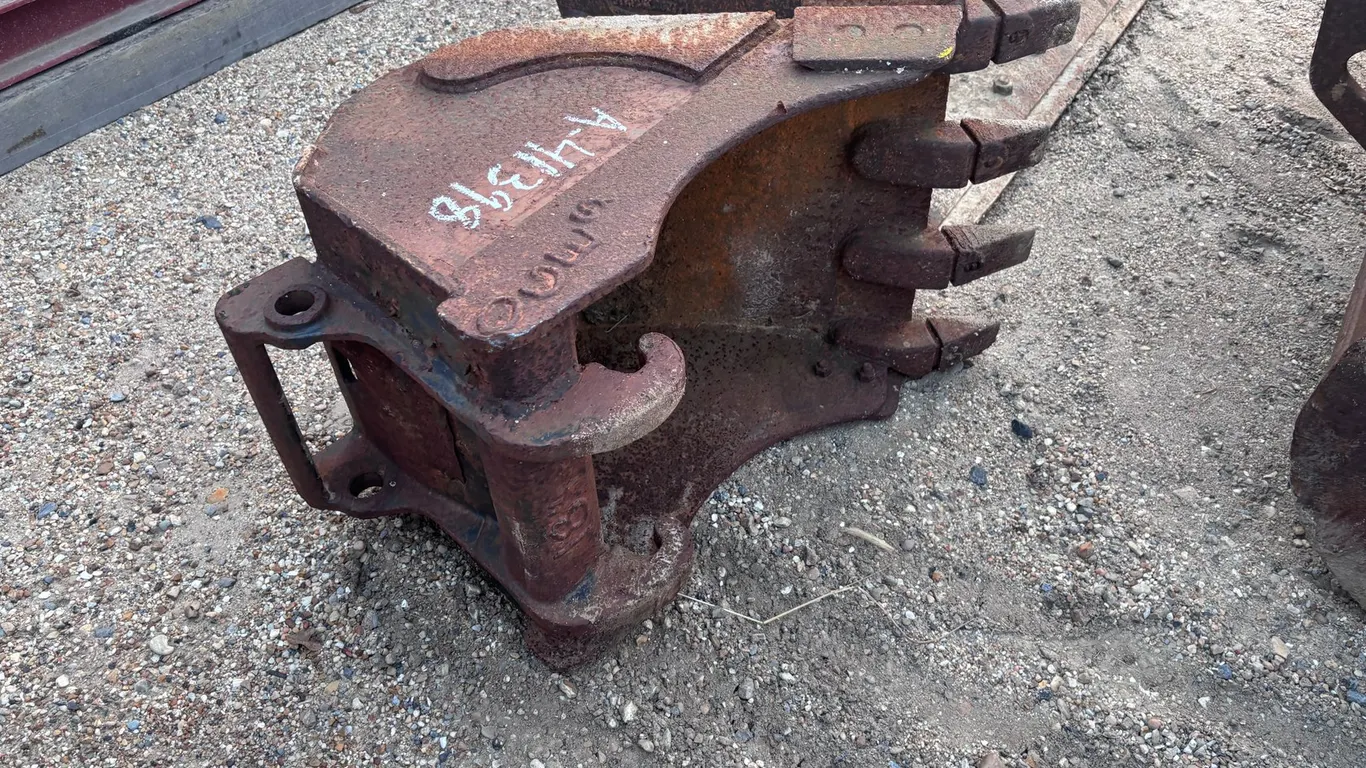17IN BOBCAT DIGGING BUCKET WITH SIDECUTTERS