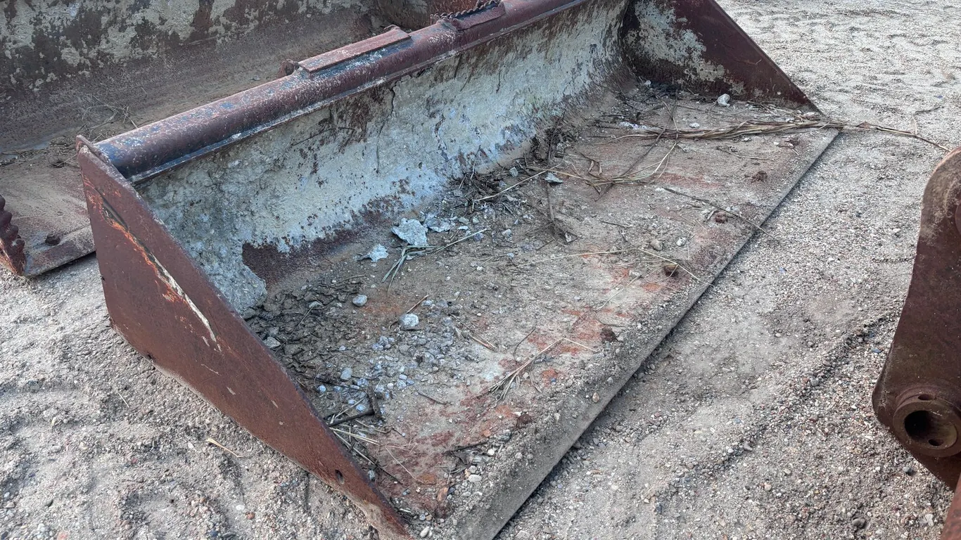 82IN SKIDSTEER BUCKET WITH BOLT ON BLADE