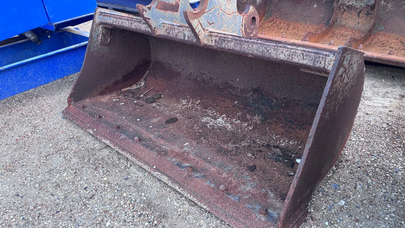 47IN KUBOTA CLEANOUT BUCKET WITH BOLT ON BLADE