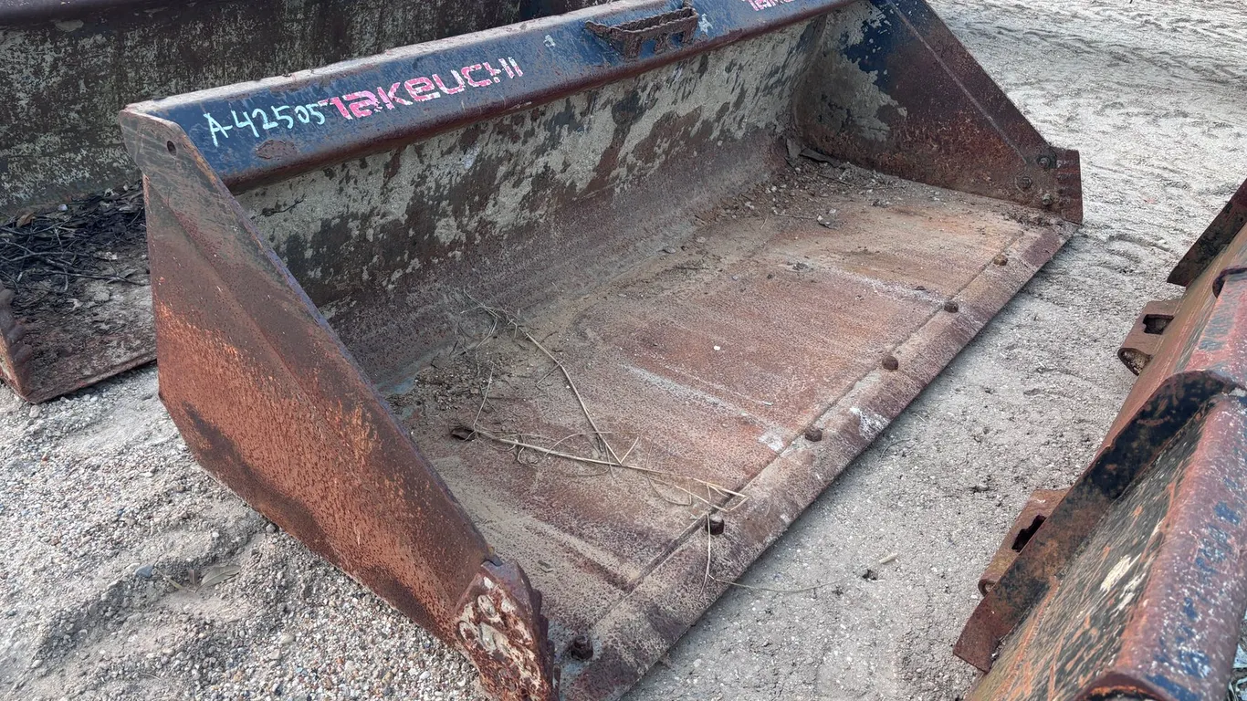 79IN TAKEUCHI SKID STEER BUCKET WITH SIDE CUTTER AND BOLT ON BLADE