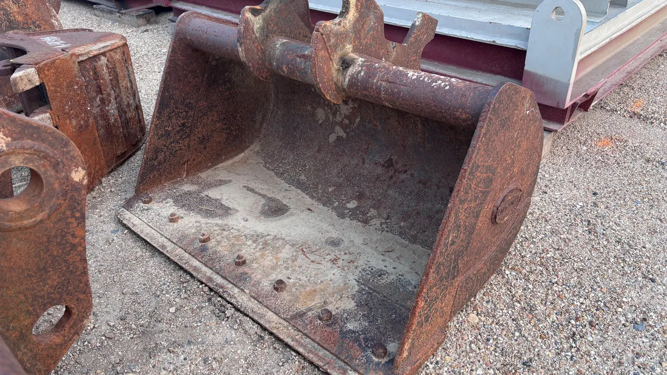 40IN STRICKLAND CLEANOUT BUCKET WITH BOLT ON BLADE