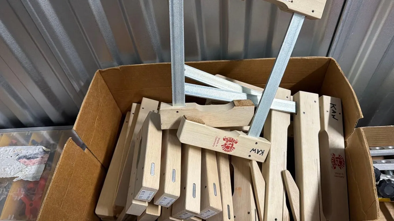 LOT OF WOOD CLAMPS