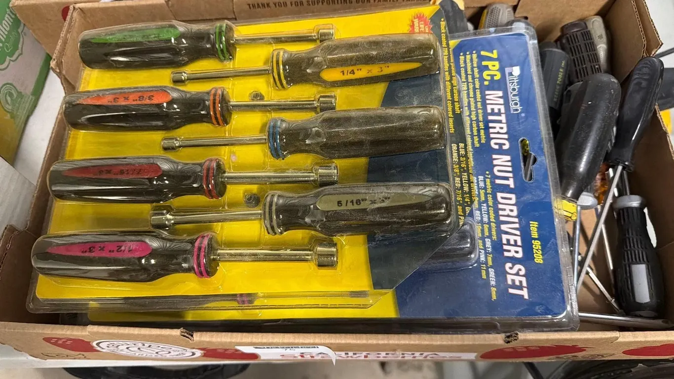 ASSORTMENT OF SCREWDRIVERS & NUT DRIVERS