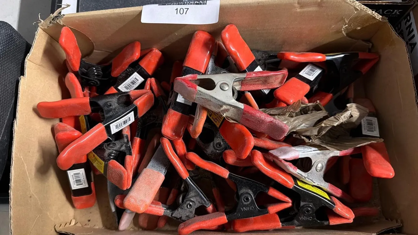 LOT OF SMALL METAL CLAMPS