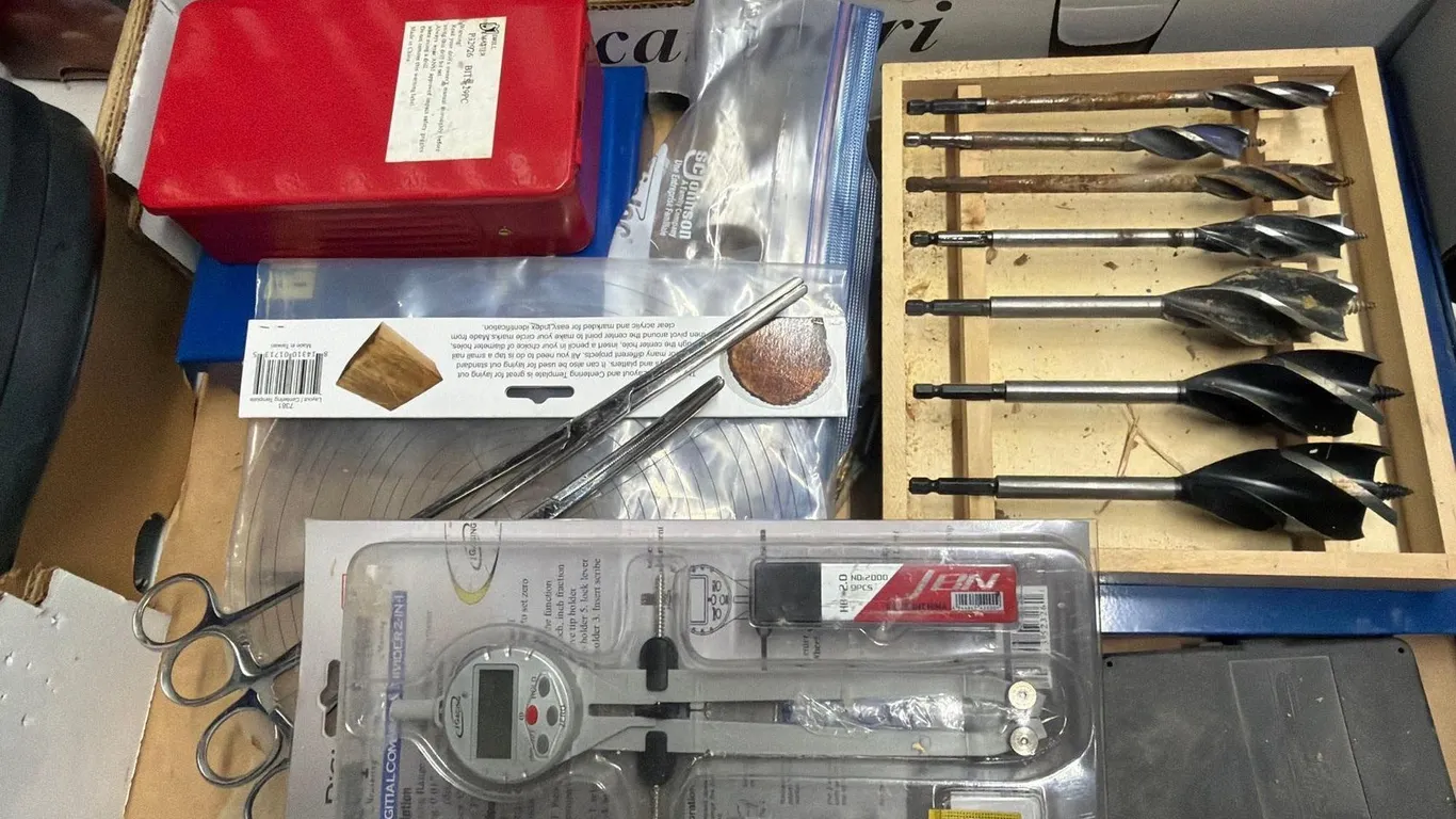 LOT OF WOODWORKING TOOLS