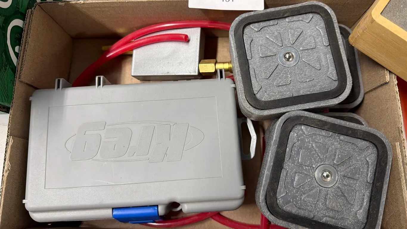 LOT OF SUCTION CUPS