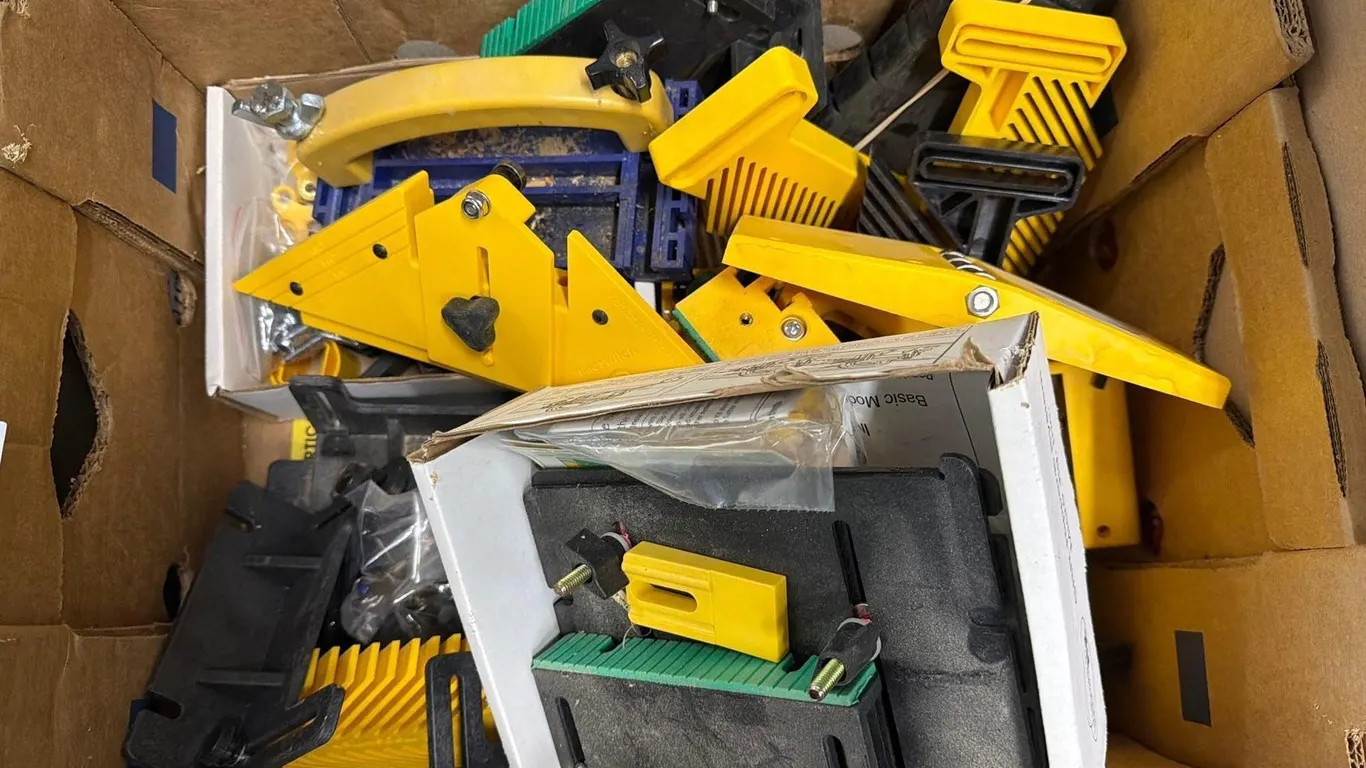 BOX OF GUIDE LOTS