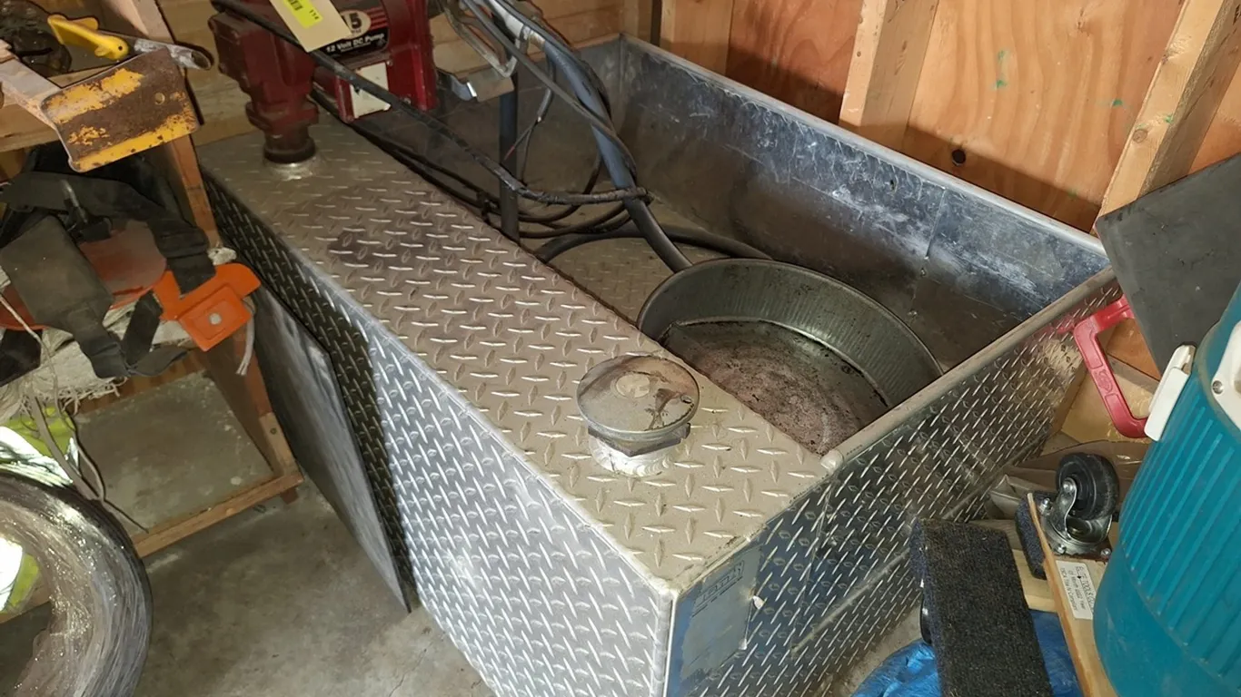 Diamond Plate Truck Bed Fuel Tank/Tool Box, DC Powered Pump