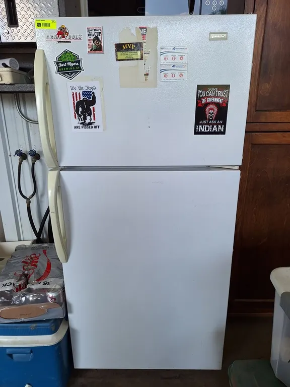 Magic Chef Refrigerator/Freezer, 28"x29"x61"