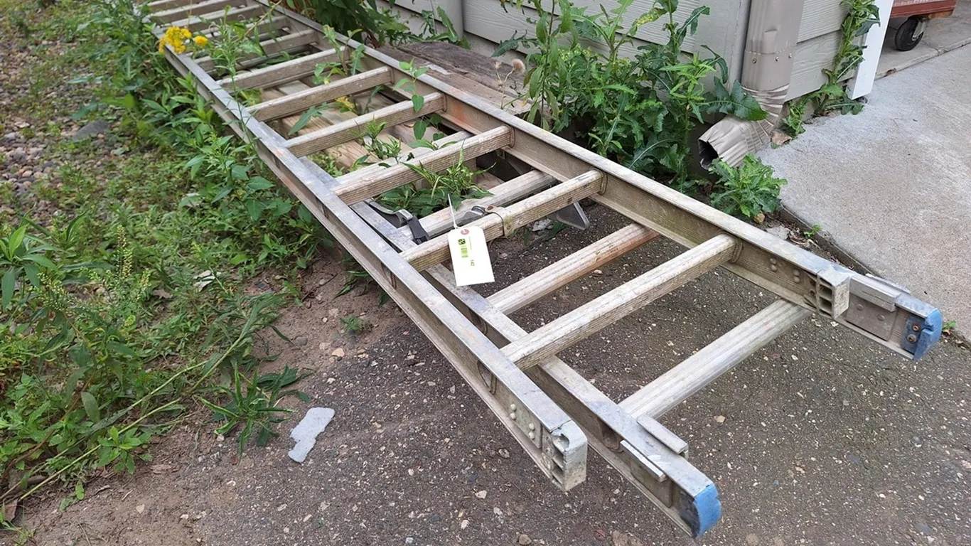 Aluminum 32' Extension Ladder