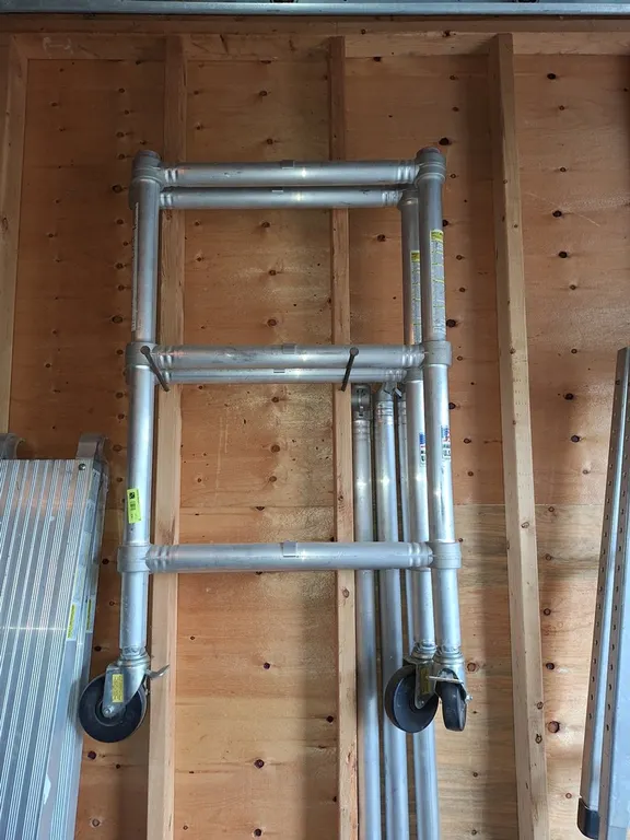 Werner Contractor Buddy on Wheels, 3 - 7' Cross Poles