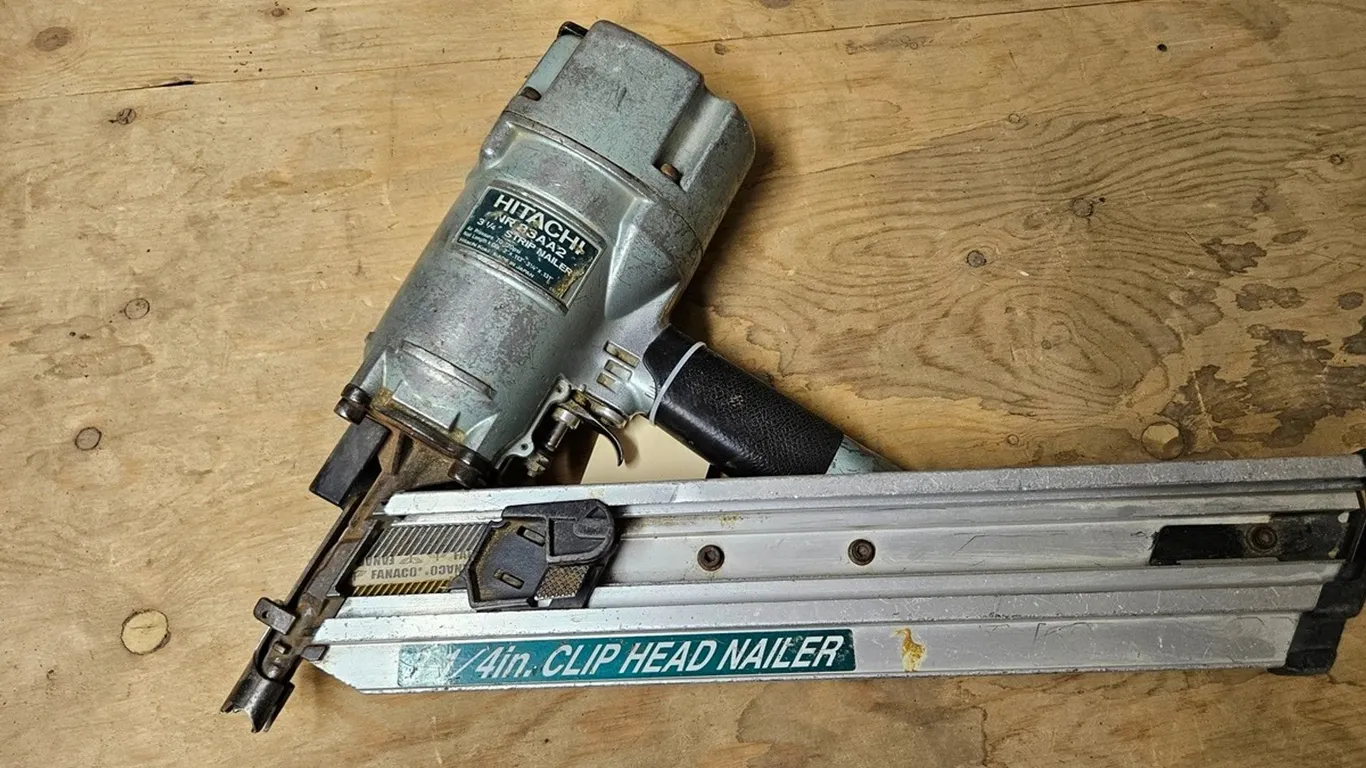 Hitachi 3.25" Clip Head Pneumatic Nailer