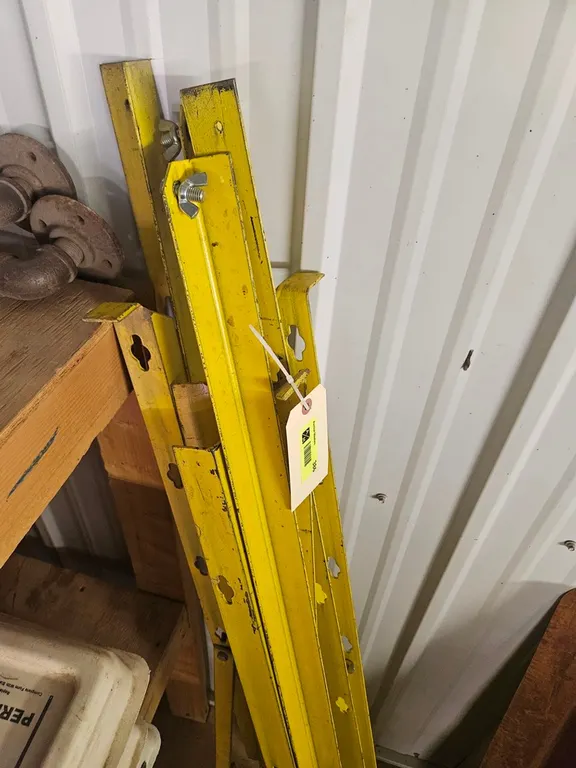 4 Metal Brackets