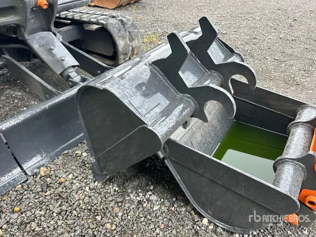 24 in Cleanup Excavator Bucket - Fits Hitachi ZX17U-2